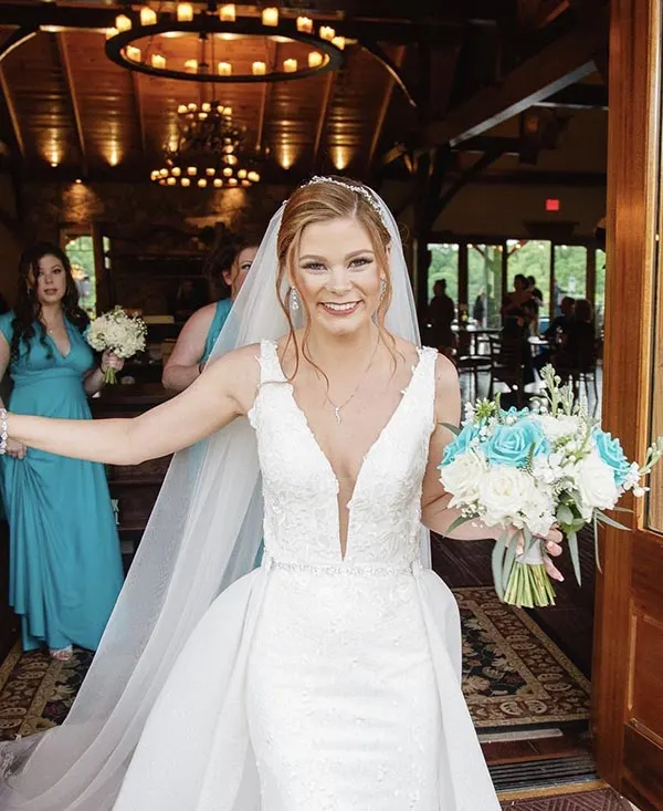 A bride with her bouquet at Creek's Edge Winery.