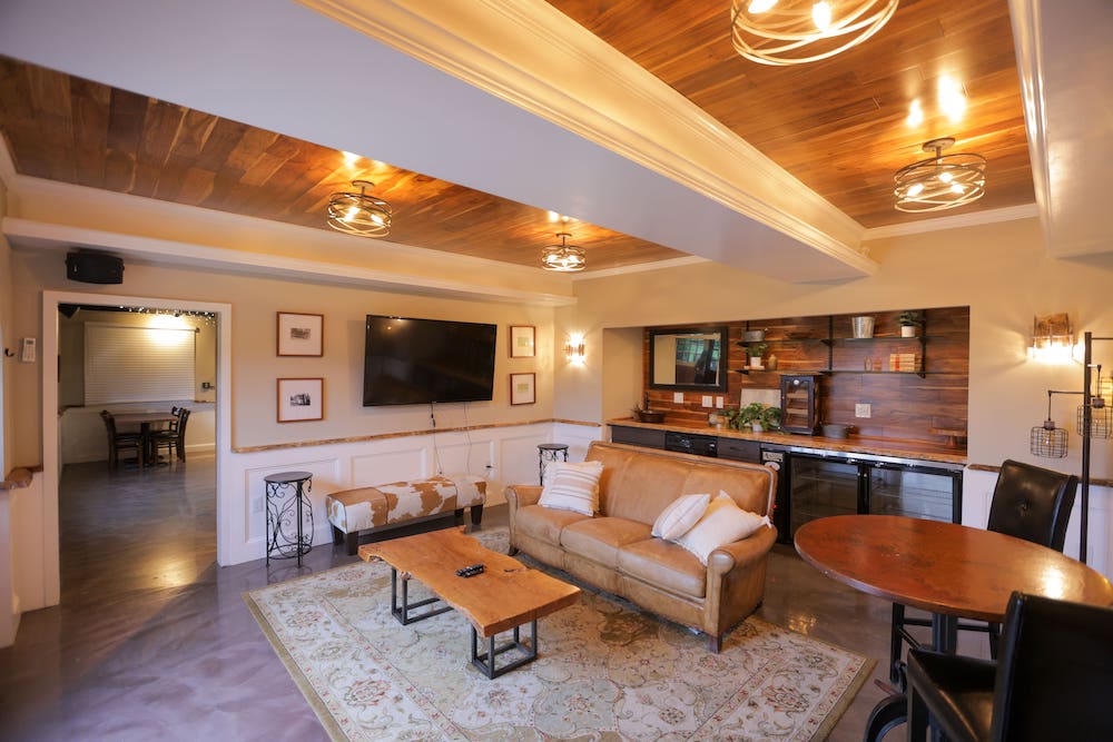 The groomsman suite at Creek's Edge Winery.