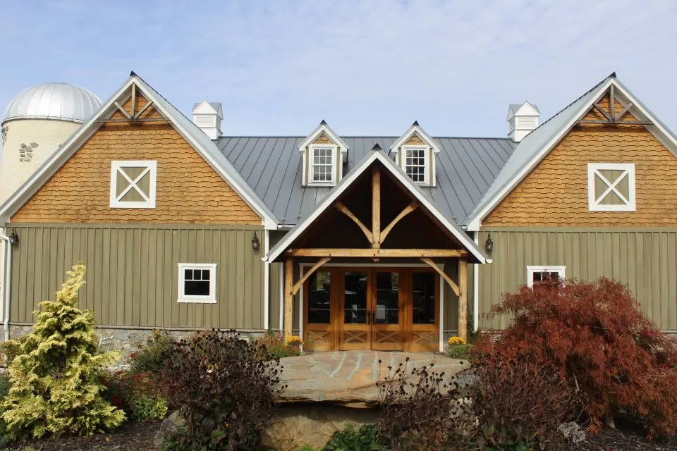 The entrance at Creek's Edge Winery.