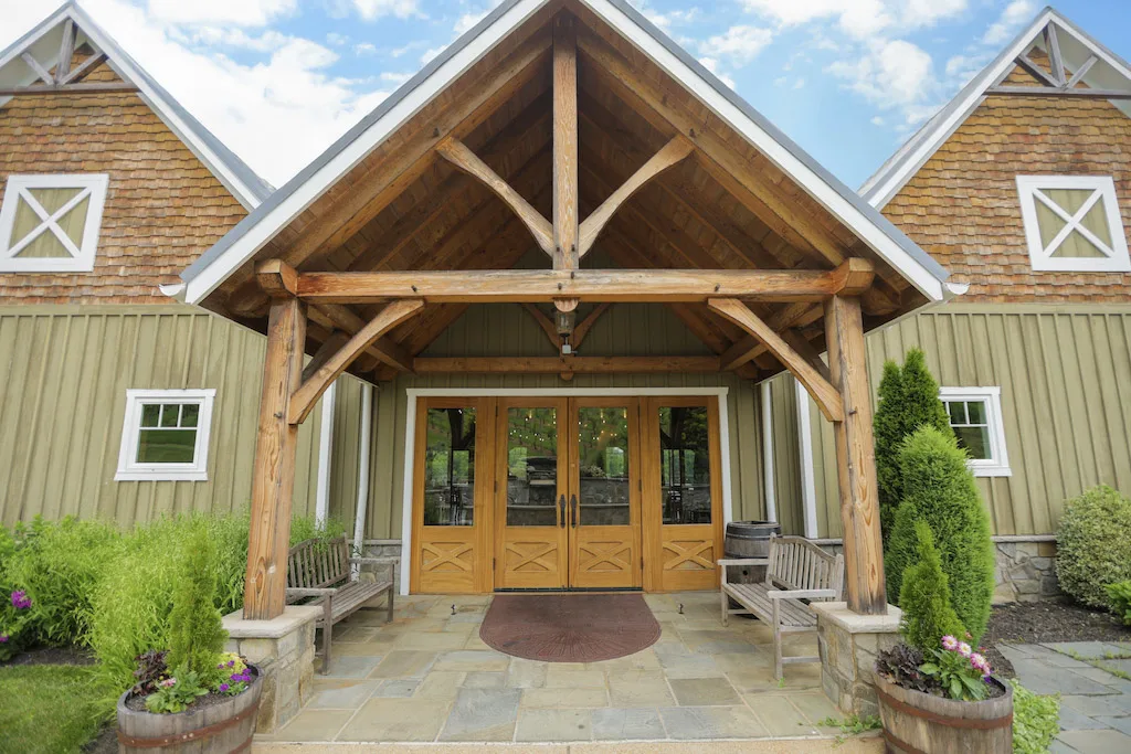The entrance at Creek's Edge Winery.